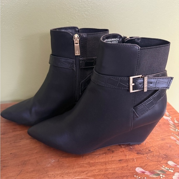 New Kenneth Cole Emmie Wedge Black Leather Booties Women's Sz 7 Med. Width - Picture 8 of 12